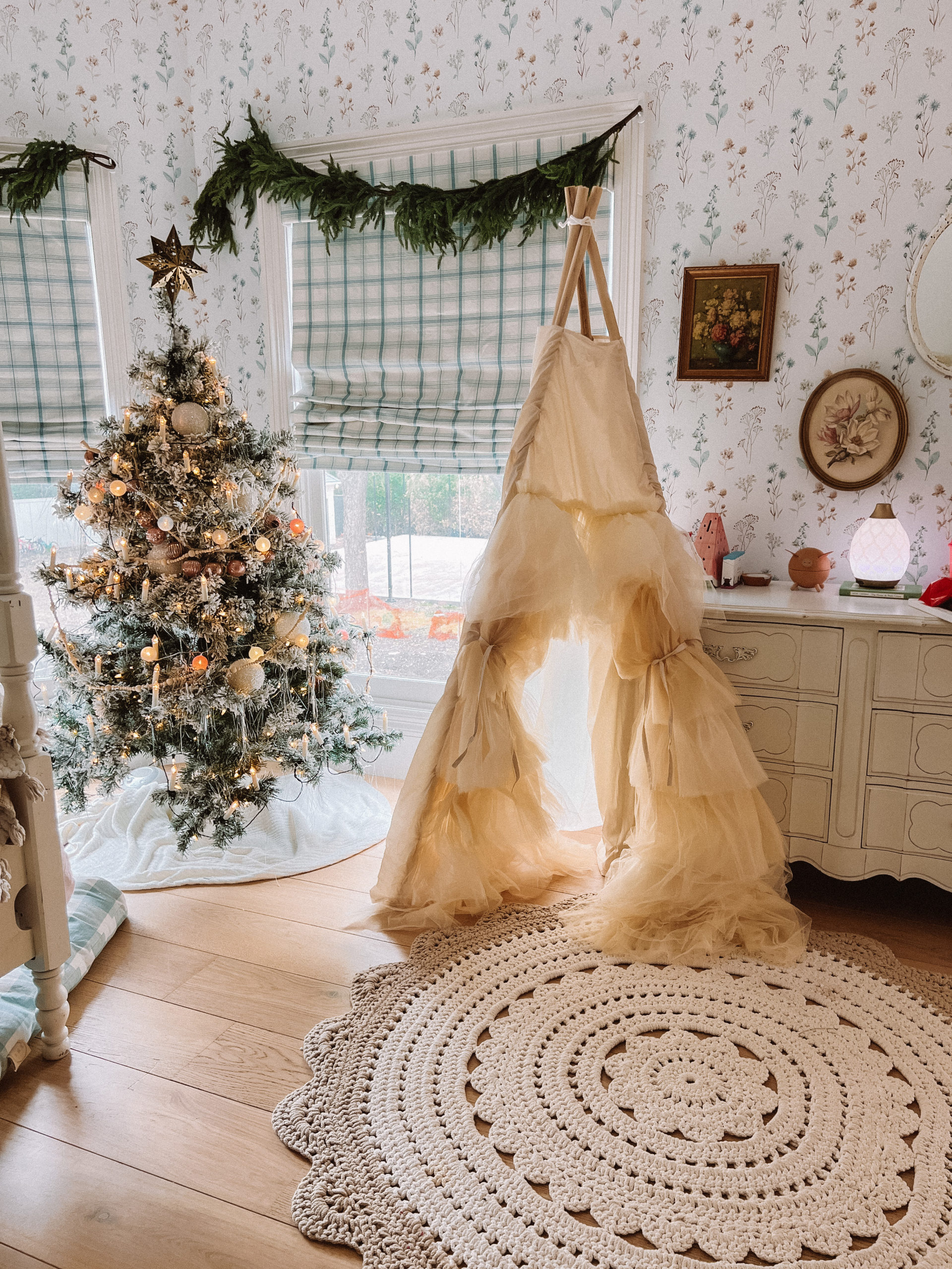 little girls bedroom wallpaper