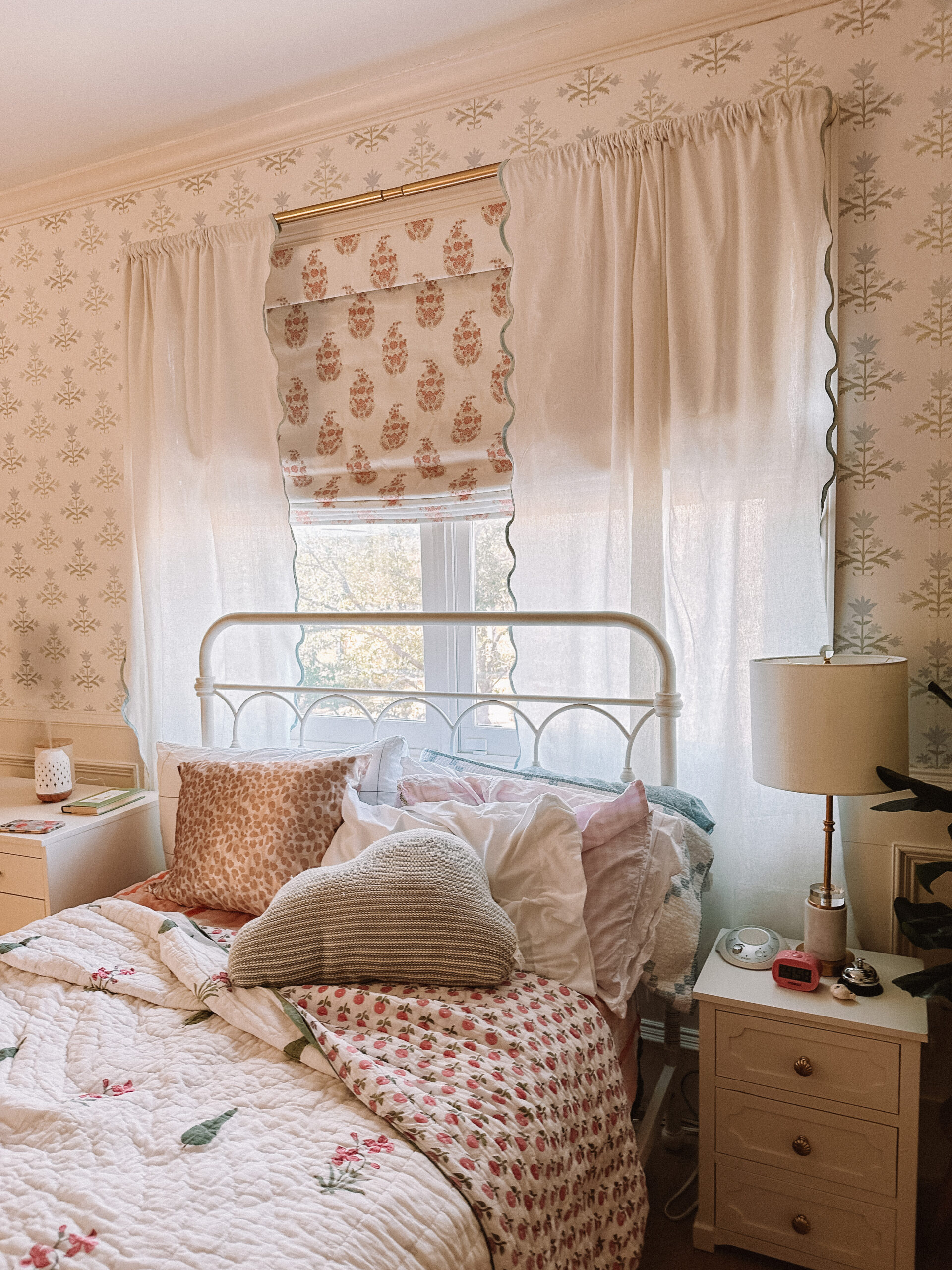 girls bedroom ideas floral wallpaper